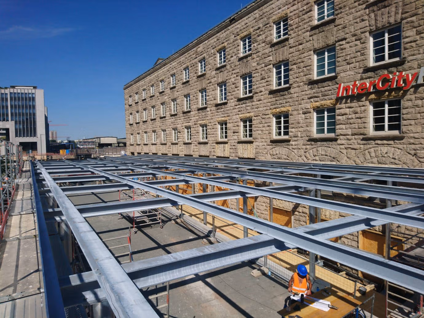 Stahlkonstruktion mit Trapezblecheindecklung Fußgängerfurt Bonatzbau - Hbf Stuttgart