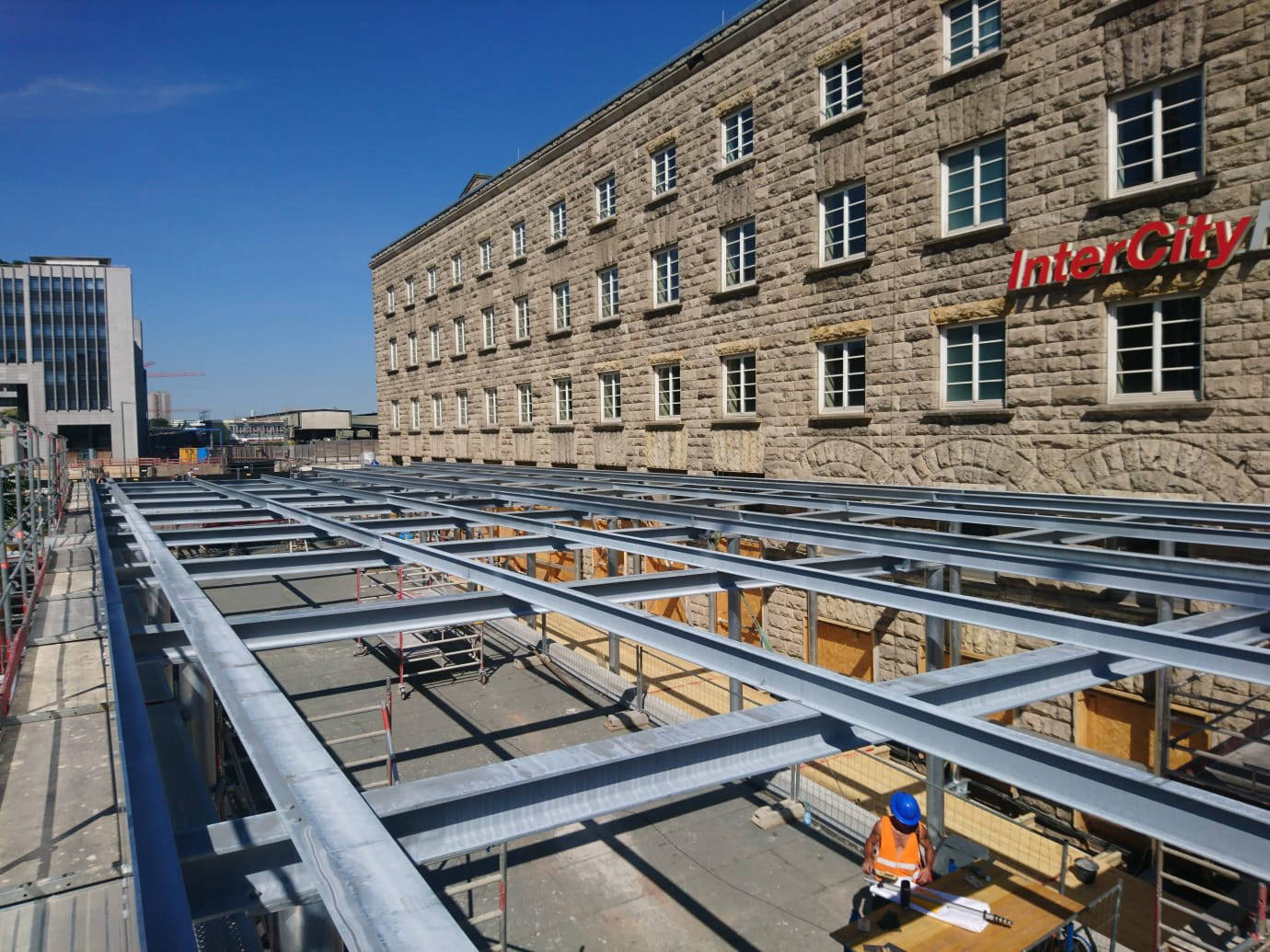 Stahlkonstruktion mit Trapezblecheindecklung Fußgängerfurt Bonatzbau - Hbf Stuttgart