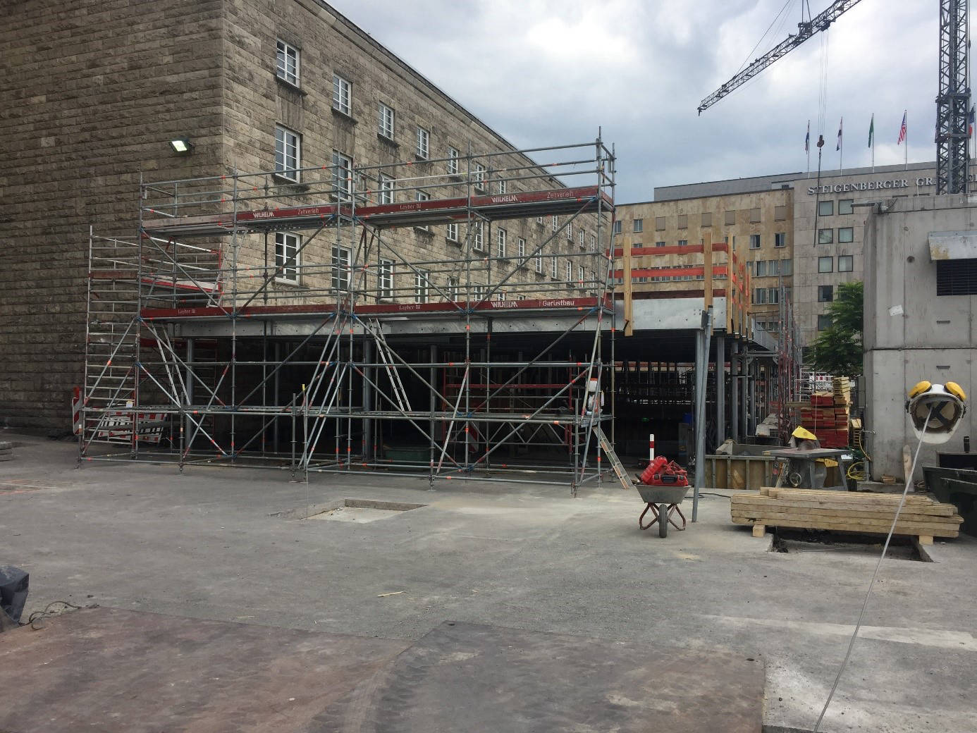 Stahlkonstruktion mit Trapezblecheindecklung Fußgängerfurt Bonatzbau - Hbf Stuttgart